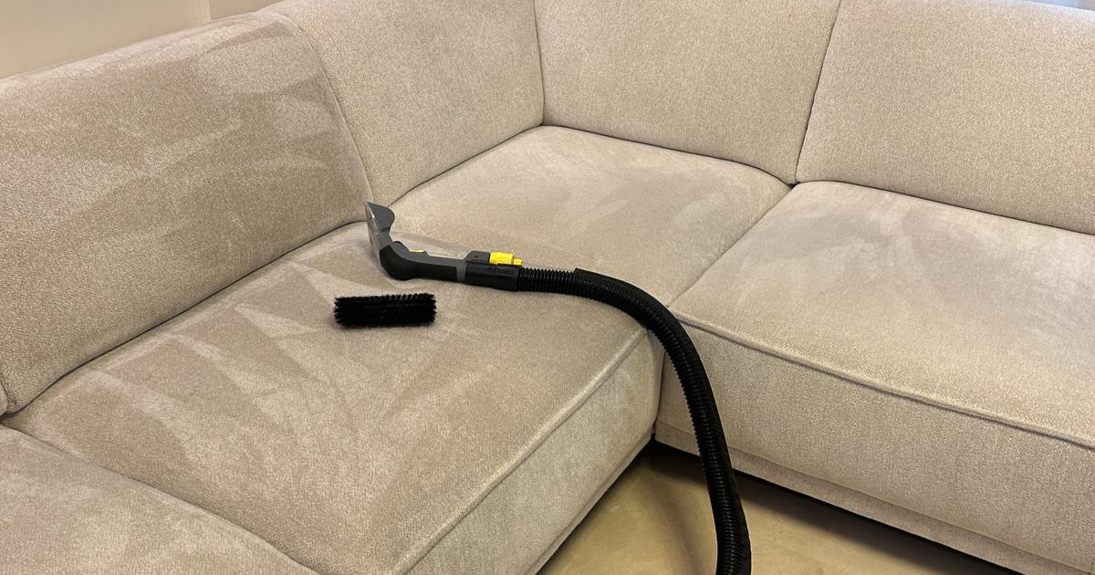 Nettoyage professionnel d'un canapé en tissu par PuurSpace à Bruxelles